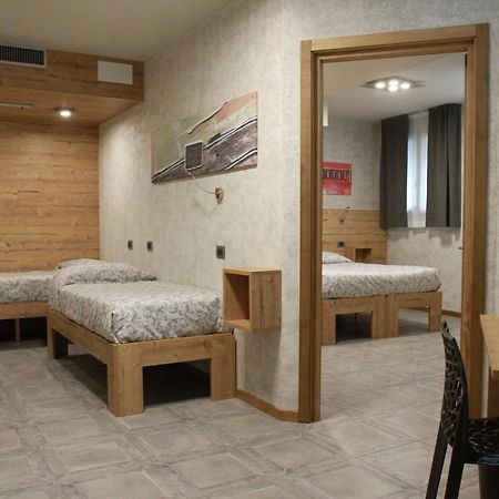 Hotel Bed & Rooms , Corte Rossa -1 Min Walk To Bernina Express ティラーノ エクステリア 写真