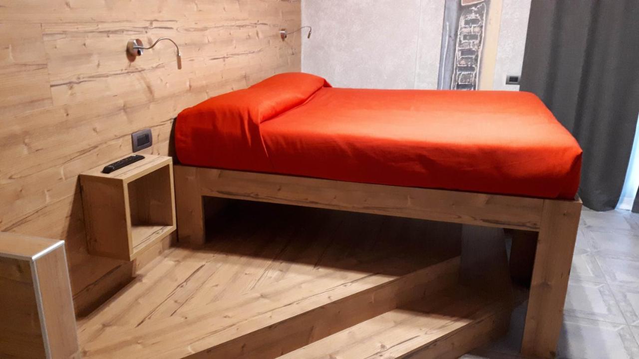 Hotel Bed & Rooms , Corte Rossa -1 Min Walk To Bernina Express ティラーノ エクステリア 写真