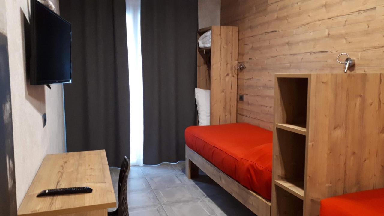 Hotel Bed & Rooms , Corte Rossa -1 Min Walk To Bernina Express ティラーノ エクステリア 写真