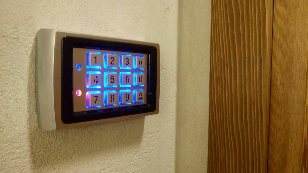 Hotel Bed & Rooms , Corte Rossa -1 Min Walk To Bernina Express ティラーノ エクステリア 写真
