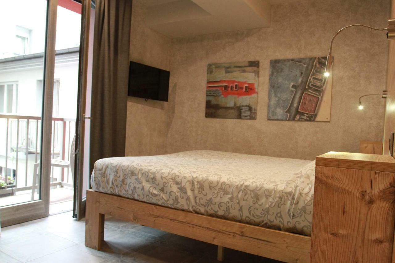 Hotel Bed & Rooms , Corte Rossa -1 Min Walk To Bernina Express ティラーノ エクステリア 写真